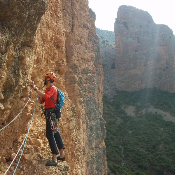 ESCALADAS EN LOS MALLOS DE RIGLOS. NEGRO SOBRE ROSA. MALLO DEL MEDIO